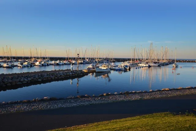 Hotel Svea i Simrishamns udsigt over havnen og vandet.