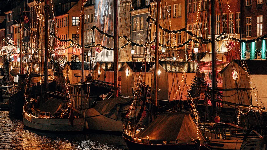 Julbelysning på båtarna i Nyhavn i Köpenhamn.