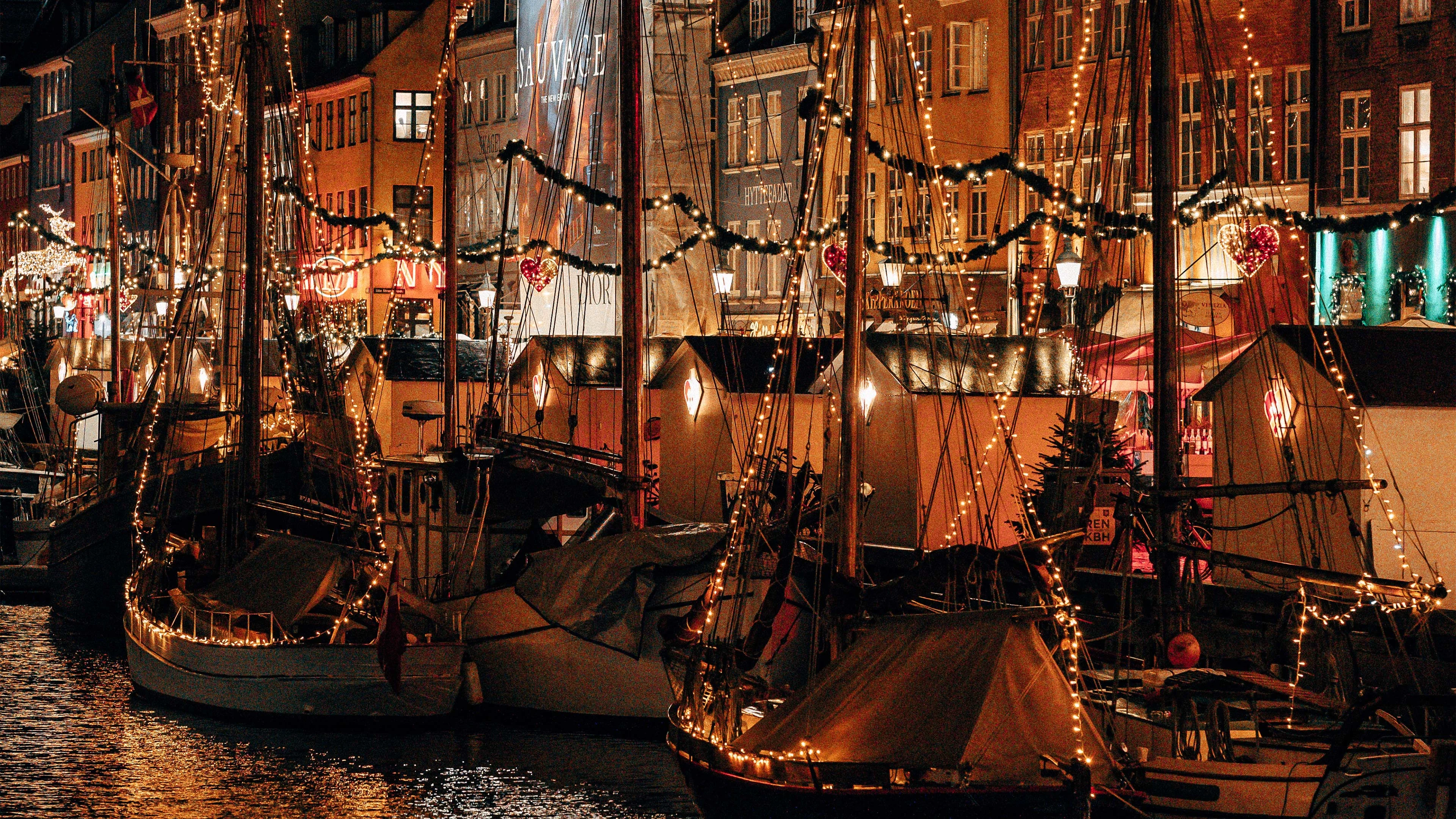 Jul i Nyhavn i Köpenhamn med massor av lampor