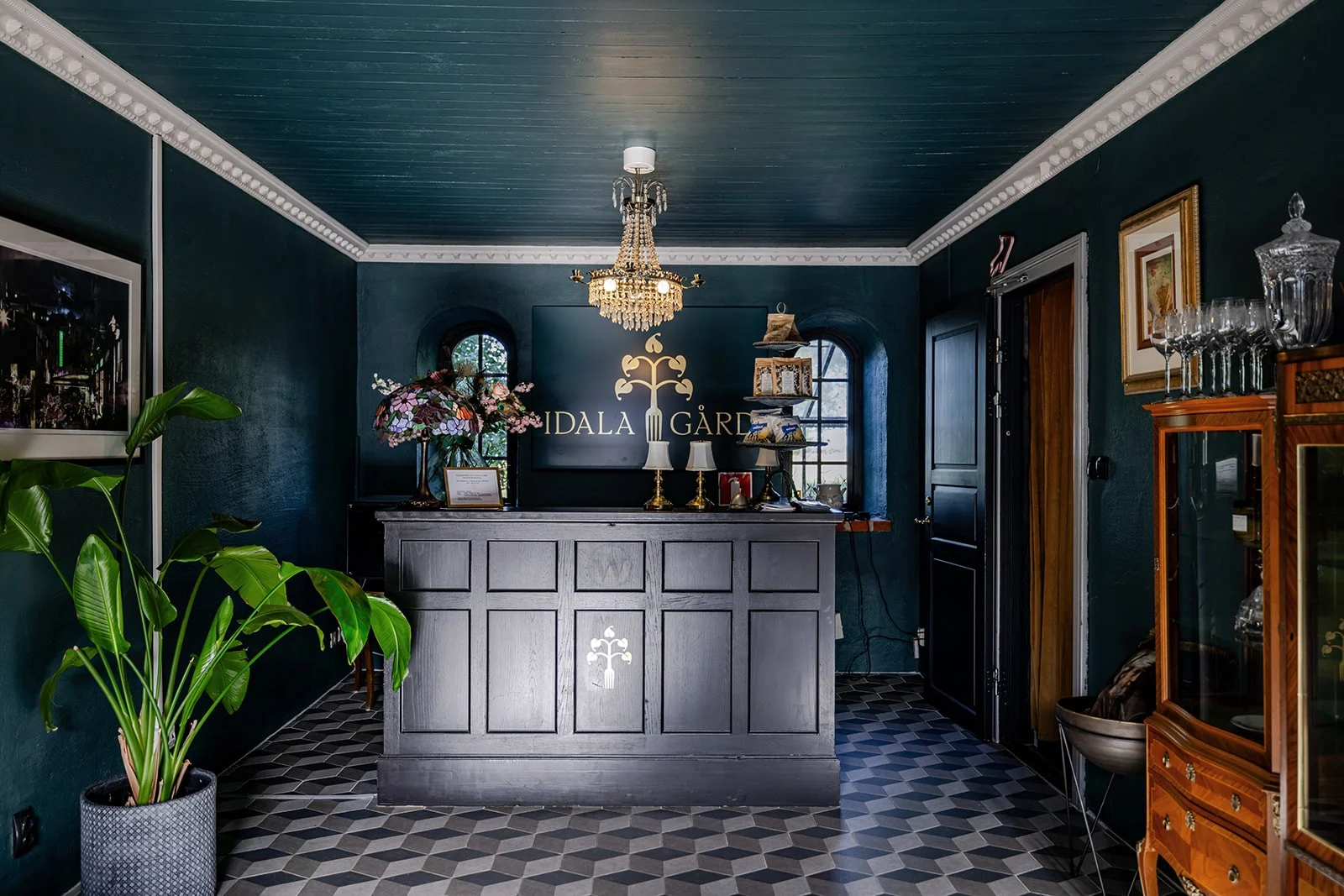 Idala Gårds reception med mørke vægge og mørk receptionsdesk.