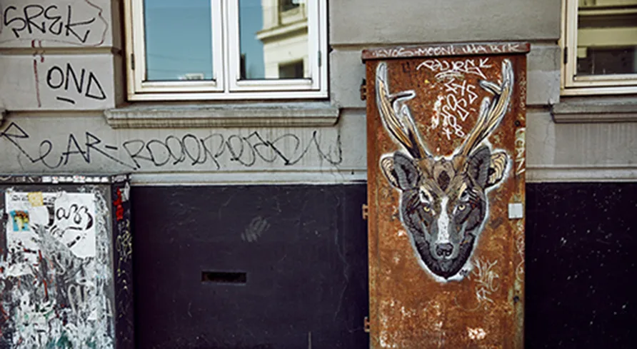 En vägg med graffiti och gatukonst i området runt Köttbyn.