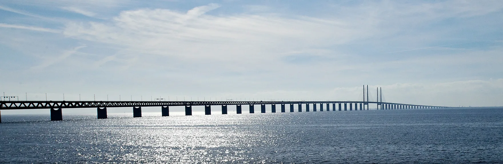 Øresundsbron i blå farver.