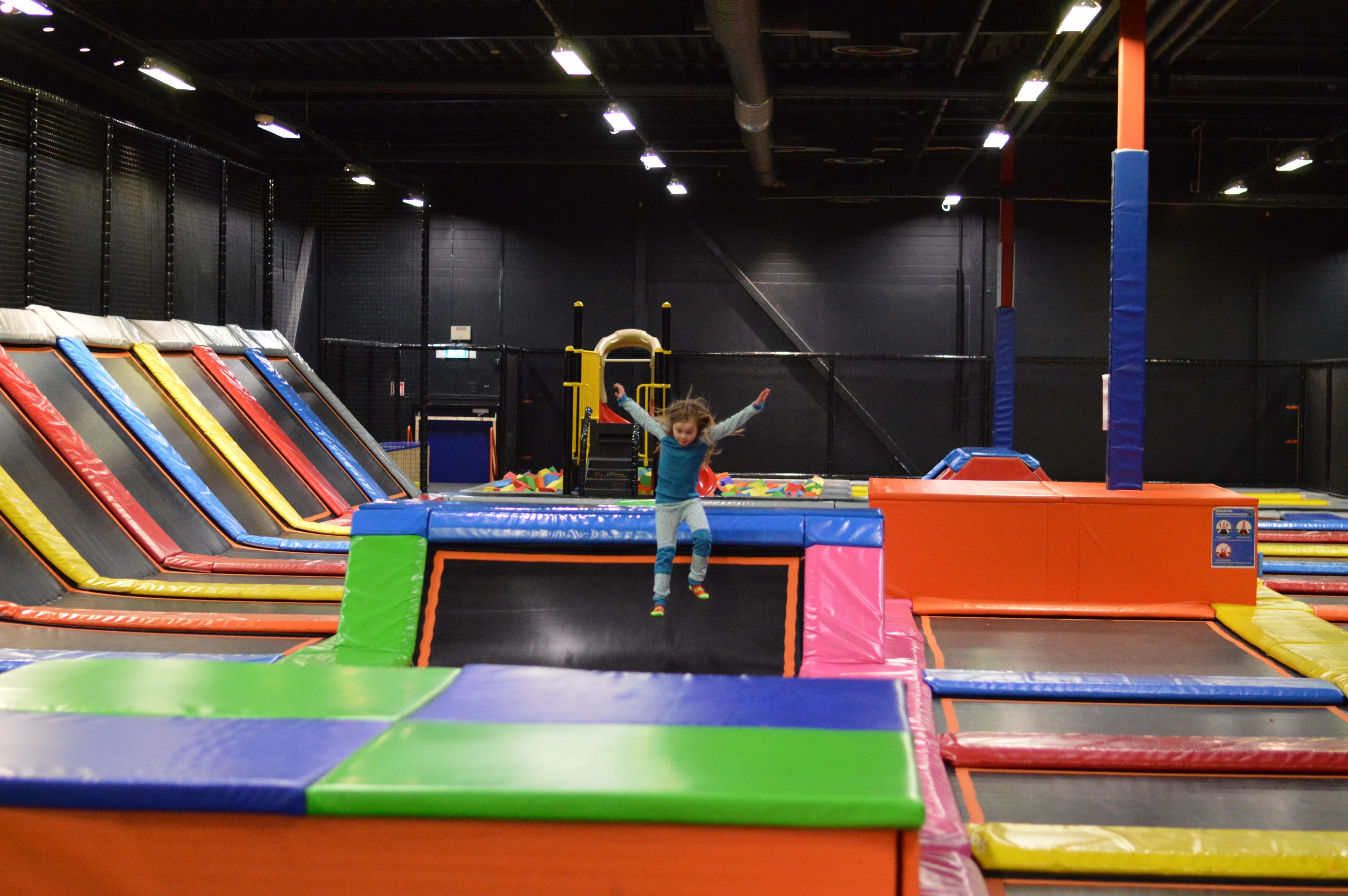 En pige hopper på trampoliner og leger hos JUMP i Malmø