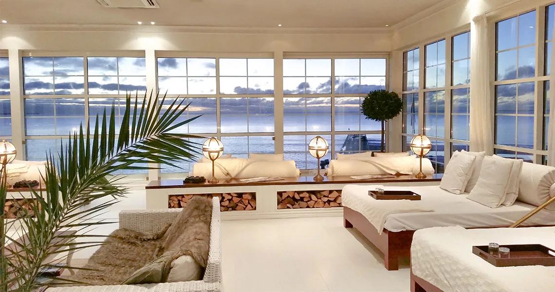 Ystad Saltsjöbads relaxlounge med den ikoniske udsigt. Her får du 30% rabat med CLUB Øresund.