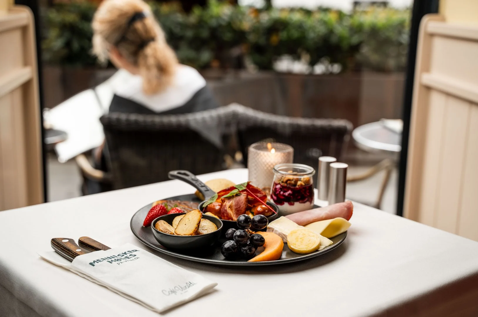 Tallrik med kex och ost på restaurang. 