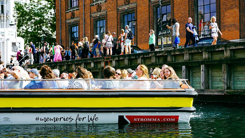 Turister i båt från Canal Tours.