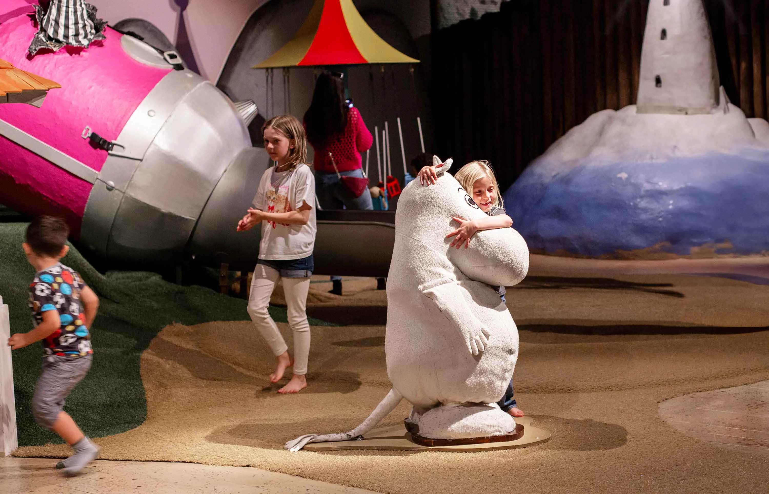 En Mumitrold sammen med børn på Funnys Äventyr.