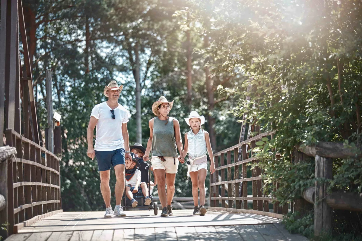 Familie går en tur i High Chaparral i Sverige