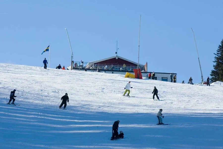 Stå på ski med en skipakke hos Björkhaga Hotel i Mullsjö. Her får du rabat og mulighed for at nyde hyggelige omgivelser og stå på ski.