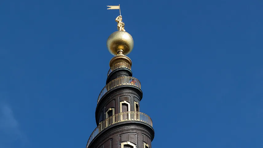 Den svarta och guldfärgade tornspiran på Vor Frelsers Kirke i Christianshavn.