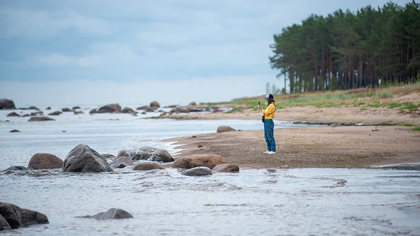 En turist tar bilder av havet vid Nordsjön