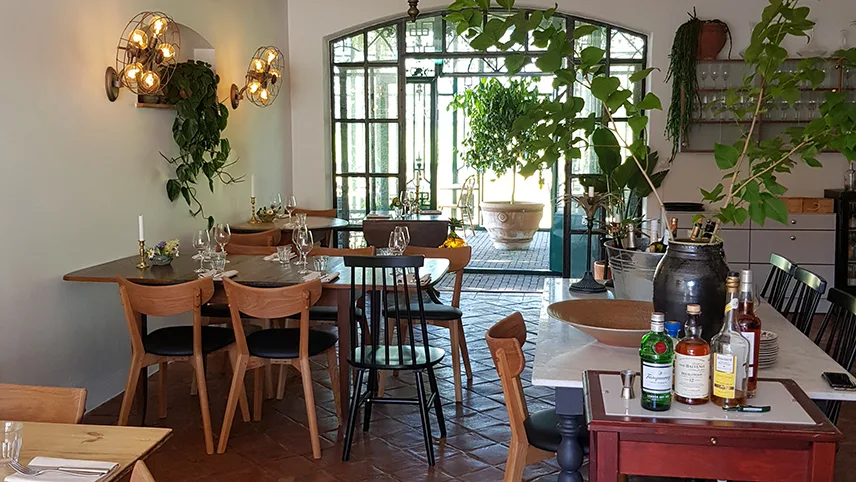 Restauranten med dækkede borde på Weinbergs Hotell på Idala Gård,