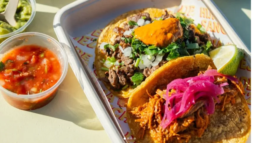 Tacos med dip från en av matbodarna på Broens Street Food.