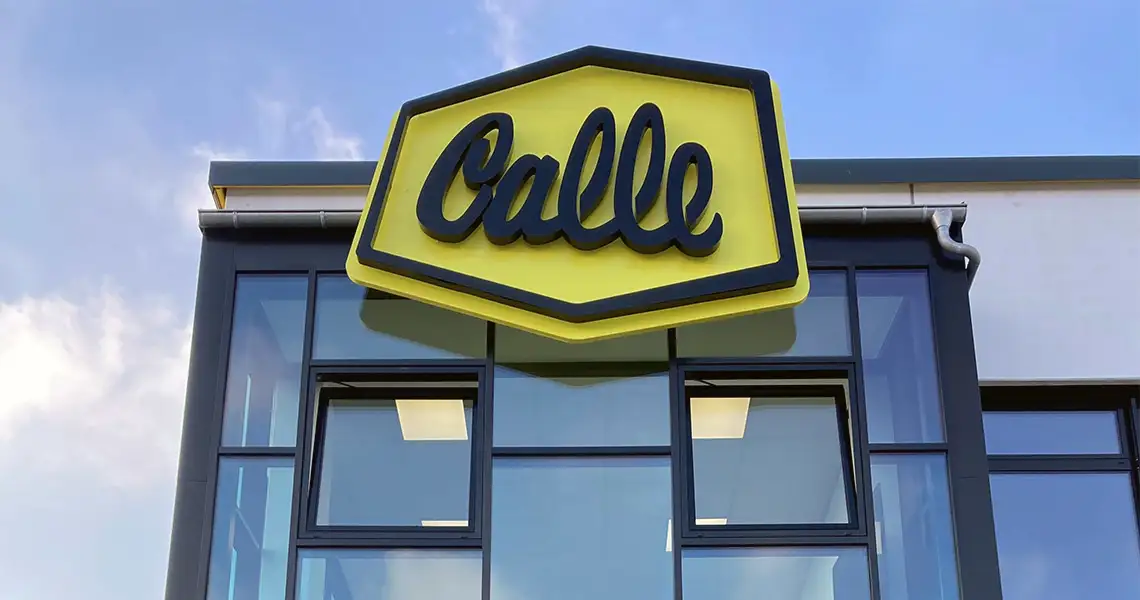 Fasad med skylt för butiken Calle i Burg