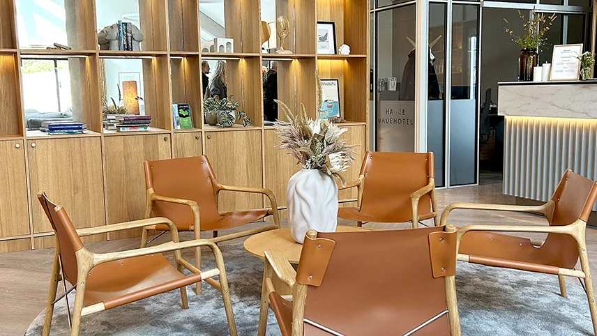 Lounge med fåtöljer i naturmaterial på Hages Badehotel.