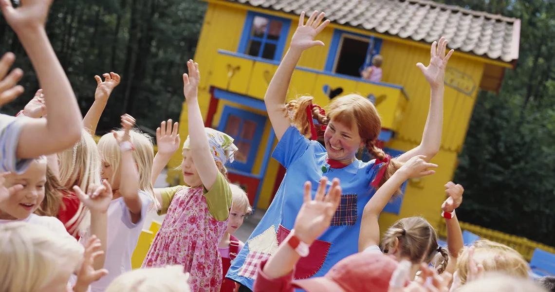 Pippi Langstrømpe leger med børnene på Astrid Lindgrens Verden.