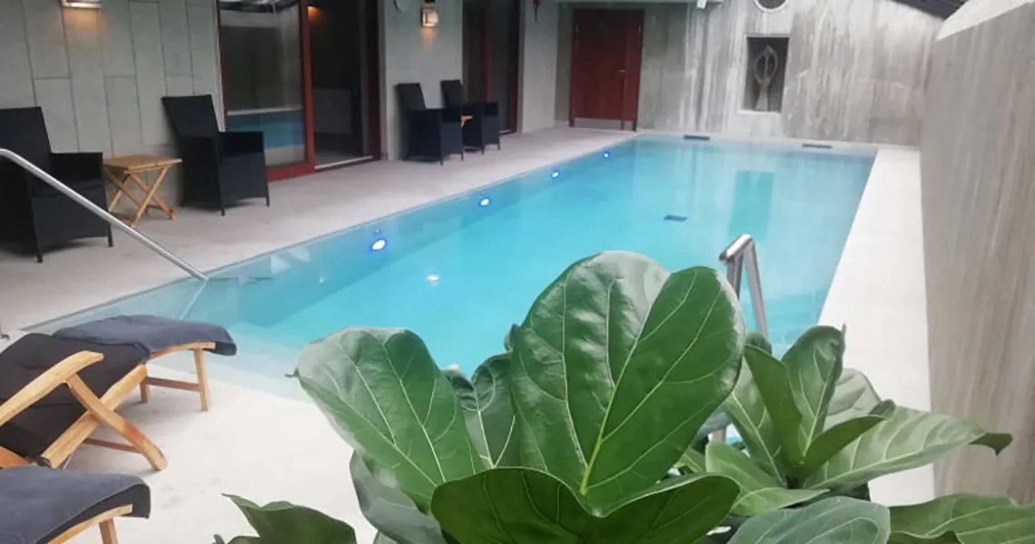 Kiviks Hotell har en fin og moderne spaafdeling med både pool, sauna og wellness-behandlinger. Her ses poolen hvor der er plads til afslapning.