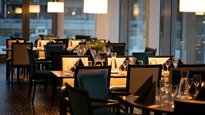 Restauranten med fint opdækkede borde på Hotel Öresund. 