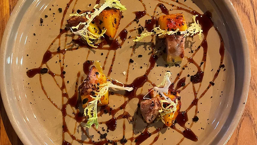 Mat uppifrån på tallrik på LUN restaurant i Köpenhamn.