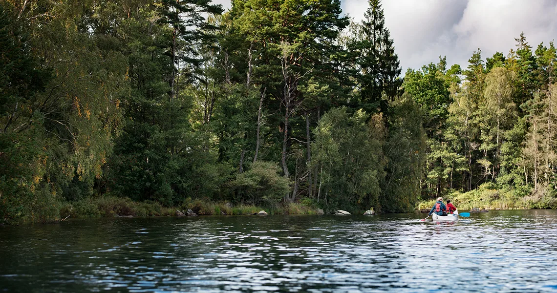 To personer sejler i kano på deres efterårsferie i Sydsverige