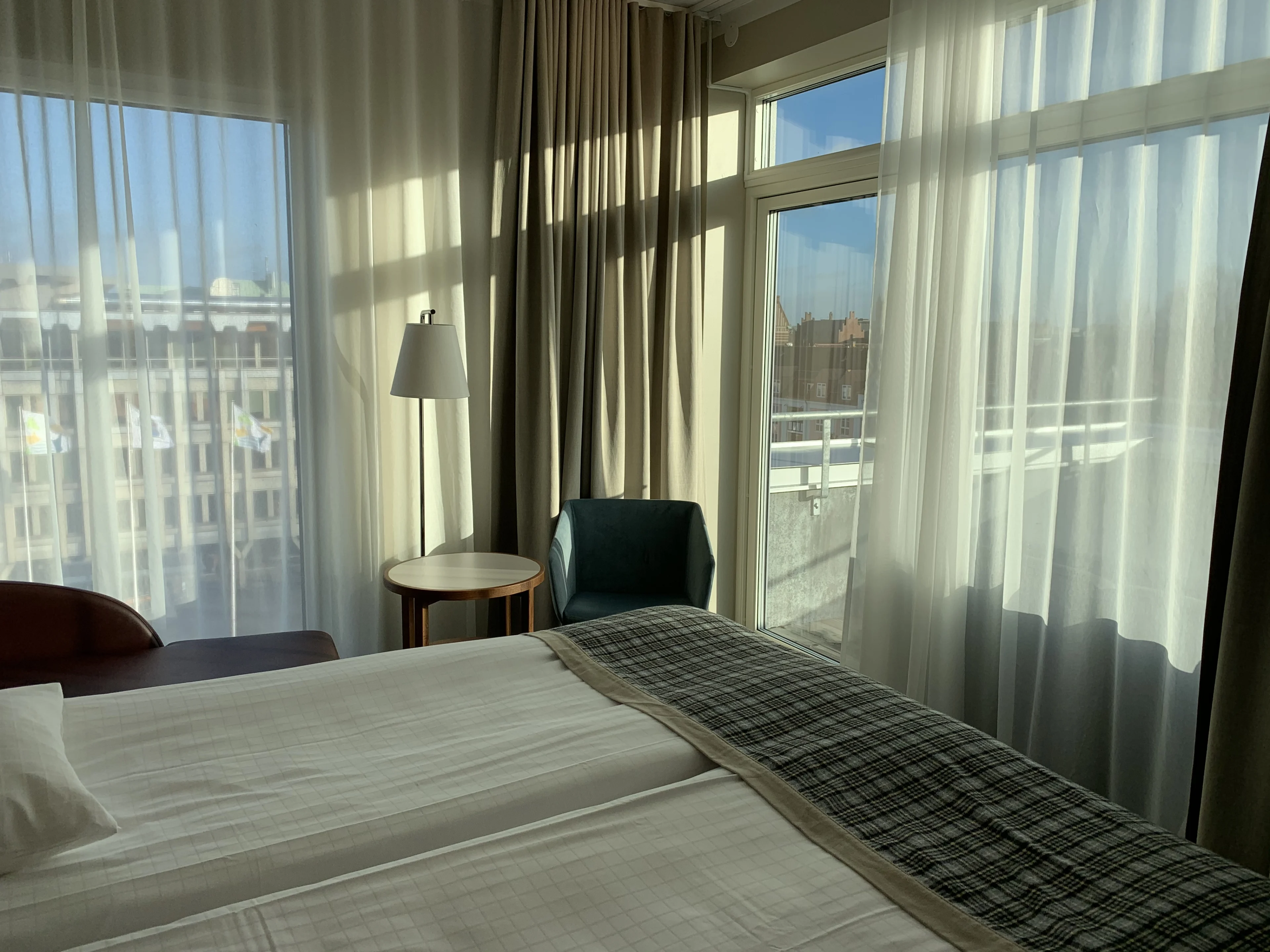 Hyggeligt værelse på Hotel Öresund med fin udsigt og store vinduer. Her får du god rabat med CLUB Øresund...