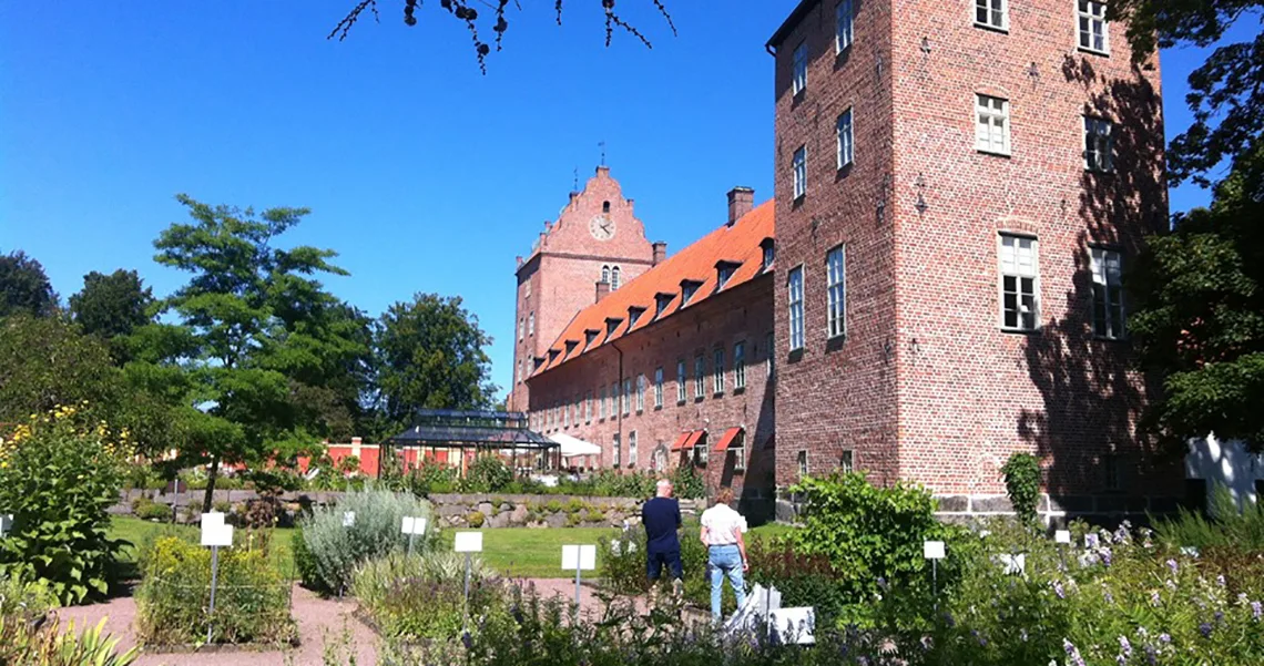 Bäckaskog Slot med omkringliggende park.