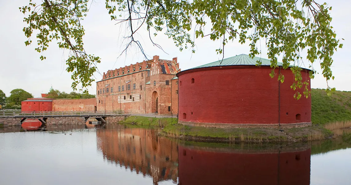 Malmö Museer, som ligger i et gammelt slot med en voldgrav omkring.