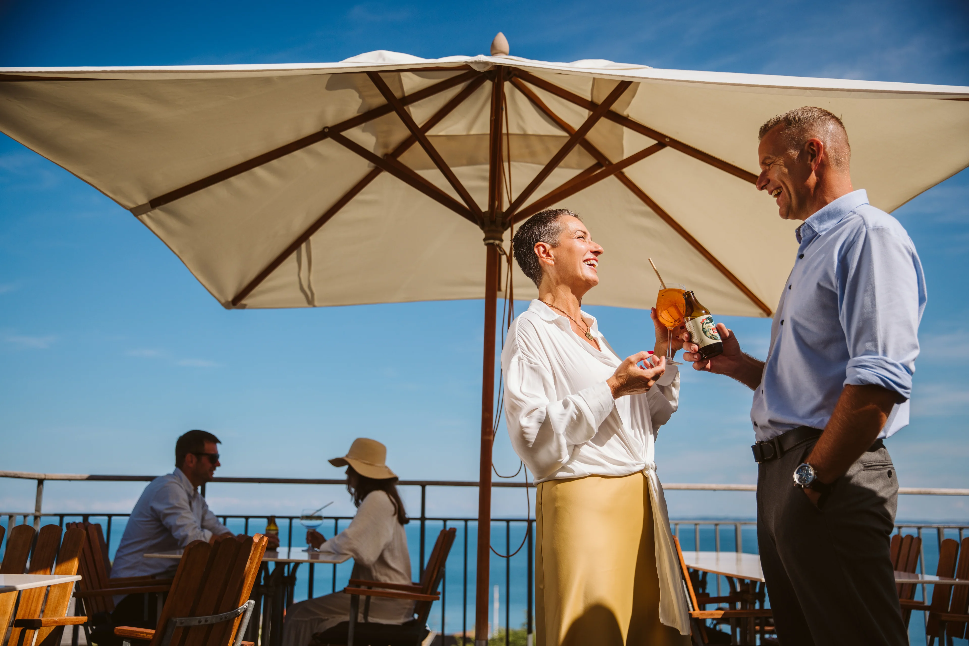 Par drikker drinks på tagterrassen hos Rusthållaregården i Arild