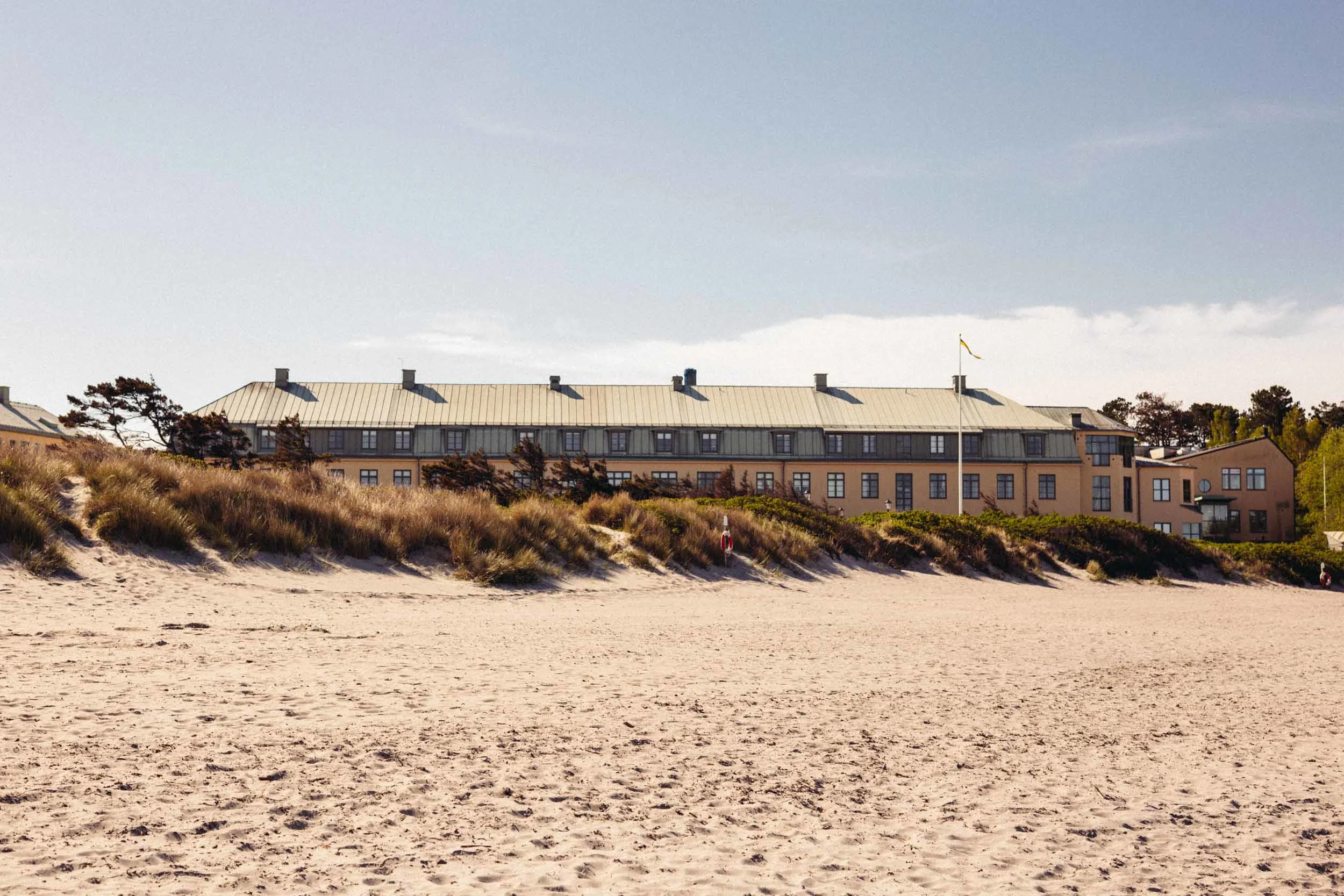 Varbergs Kusthotells facade set fra vandet.