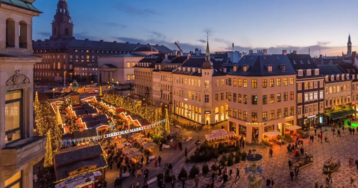 Flygfoto på julmarknaden på Højbro Plads i Köpenhamn.