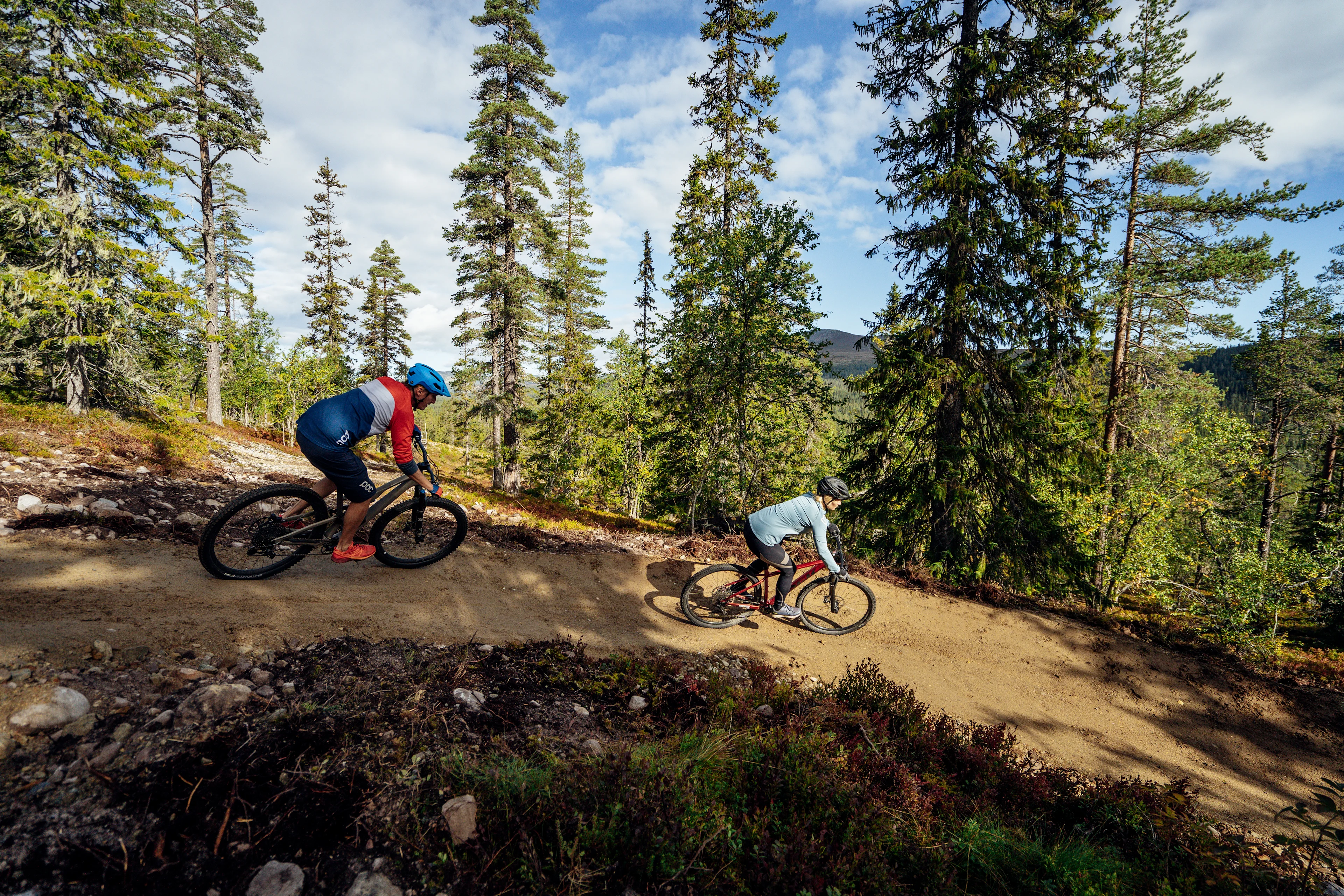 Sommer Idre Fjäll - to personer kører ned ad bakke på mountainbikes.