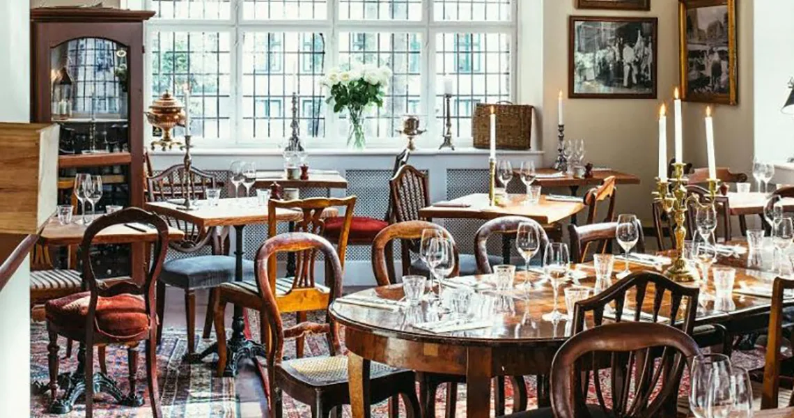 Vintagebord och stolar på den ovanliga restaurangen Maven i Köpenhamn. 
