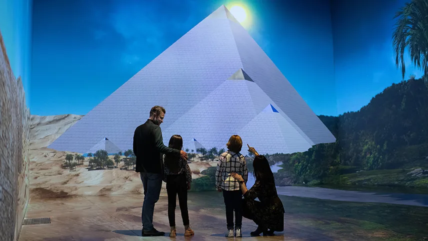 Digital Tutankhamon udstilling i Malmø med pyramider