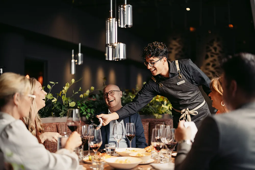 Tjener serverer drikkevarer på Restaurang Nilssons