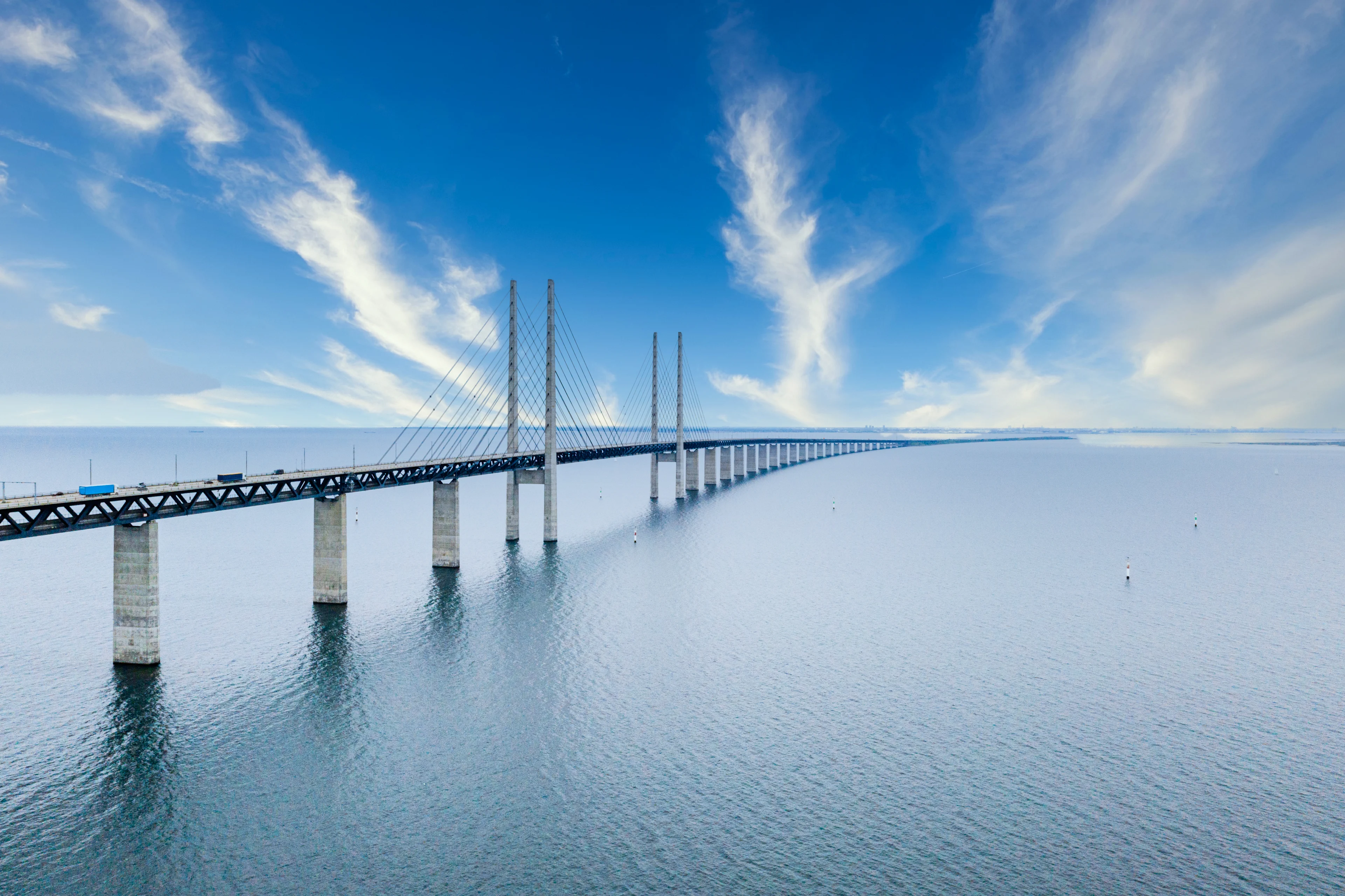 Öresundsbron mellan Sverige och Danmark mot blå sommarhimmel.