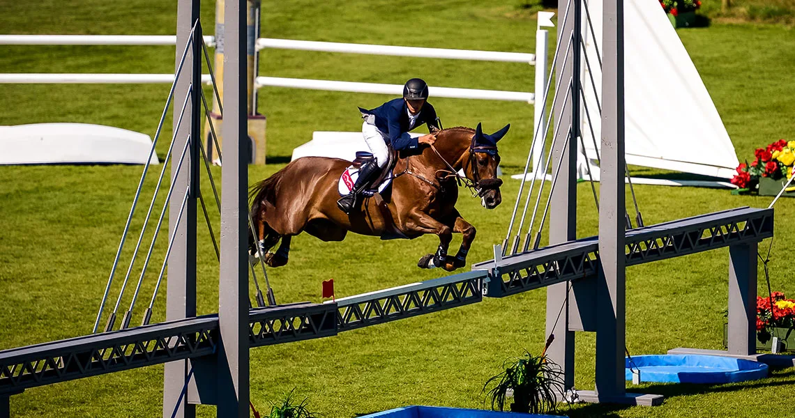 Falsterbo Horse Shows forhindring formet som Øresundsbron.