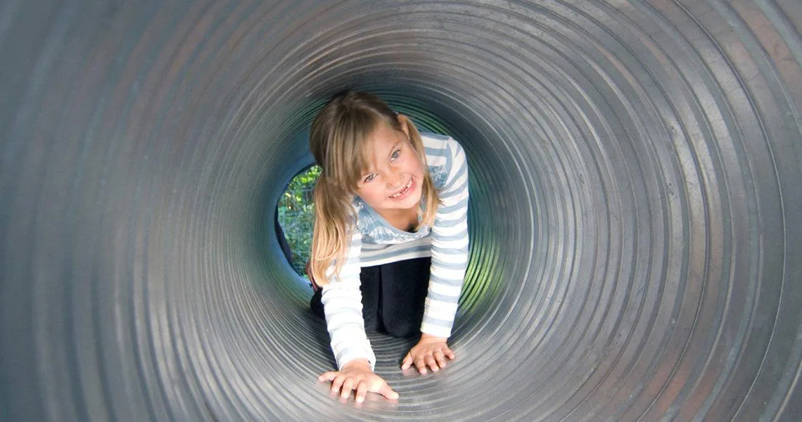 Børn kravler i en tunnel på Kreativum Science Center i Karlshamn.
