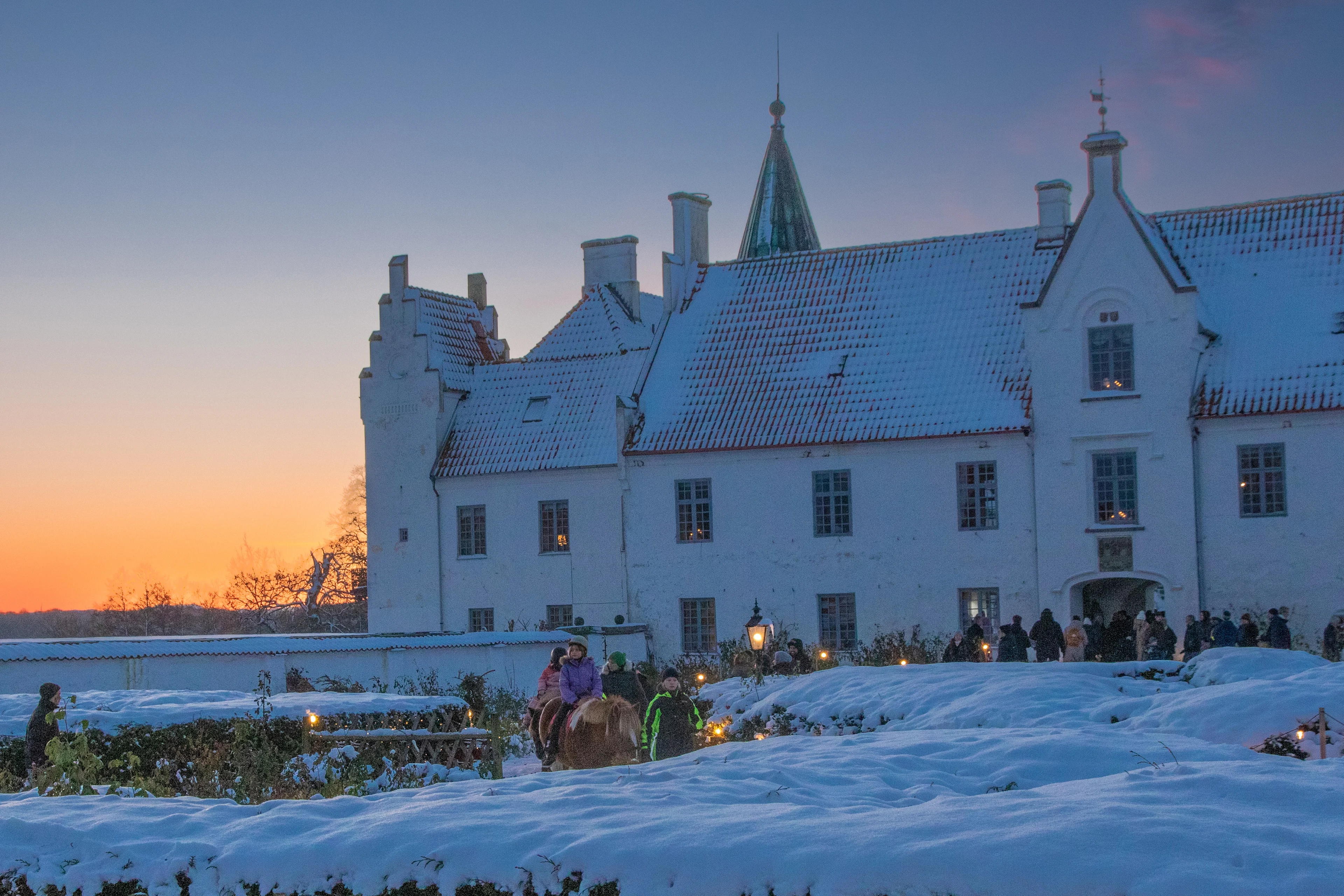 Jul på Bosjökloster slott hvor slottet er dækket i sne.