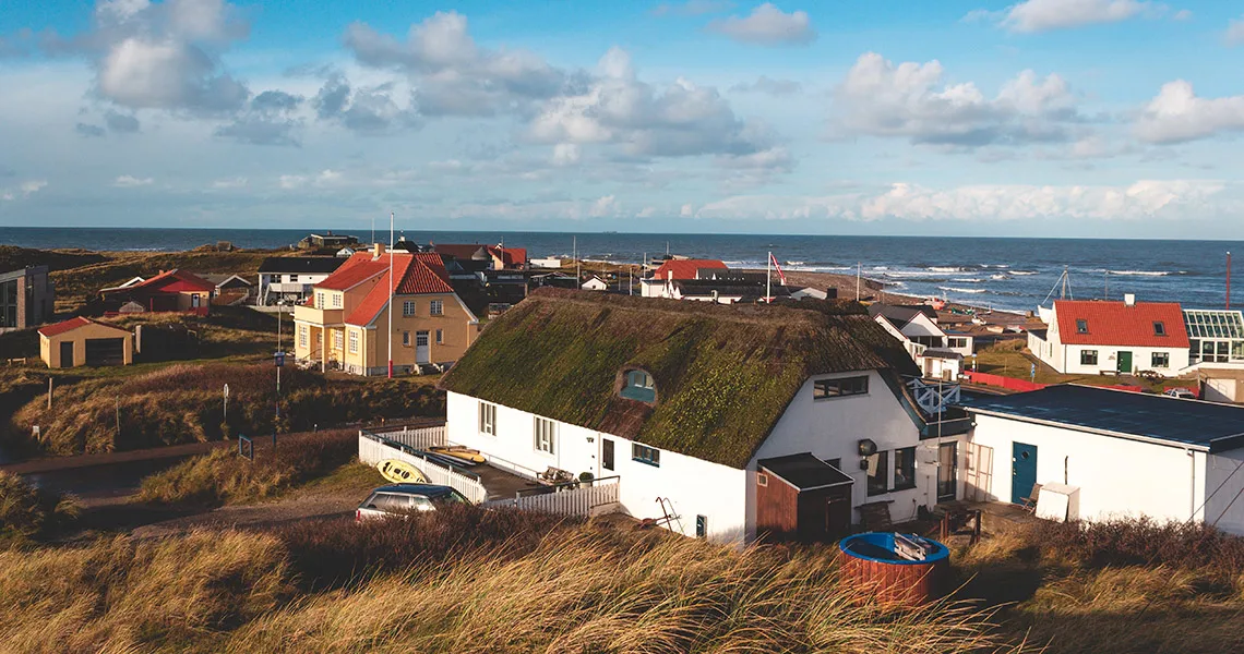 En by med danska hus vid havet.