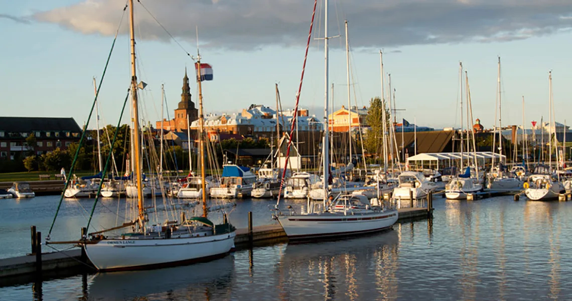 Lystbådehavnen i Ystad set fra havet.