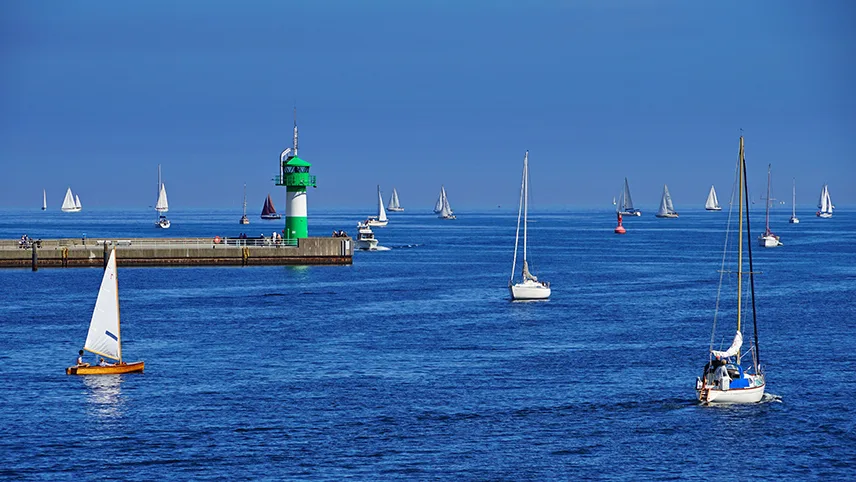 Segelbåtar på havet under blå himmel.