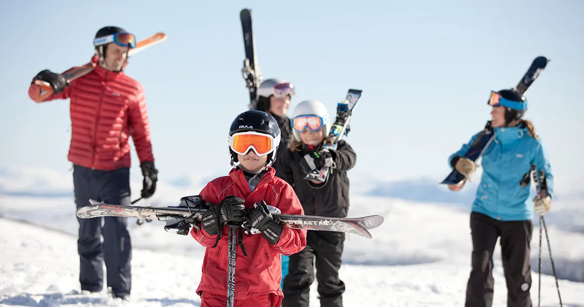 Familie på skiferie på skisportsstedet Vallåsen i Sverige