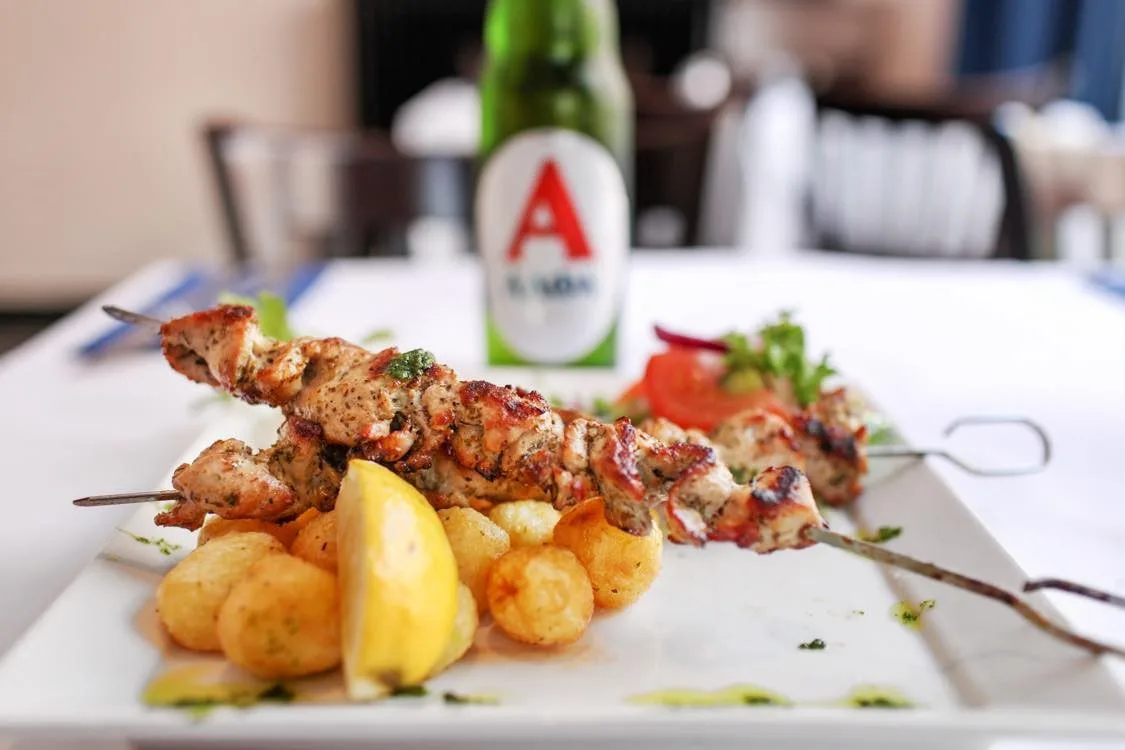 Restaurant Akropolis serverer et stort udvalg af lækre, græske retter. Her ses souvlaki og kartofler. 