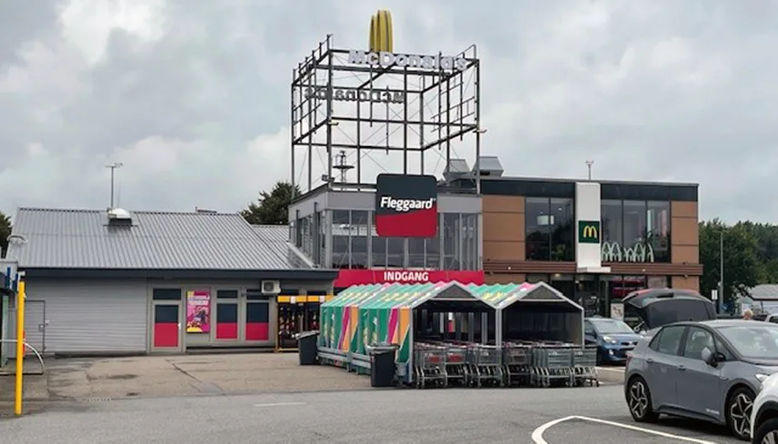 Bild av butikens fasad från parkeringsplatsen.