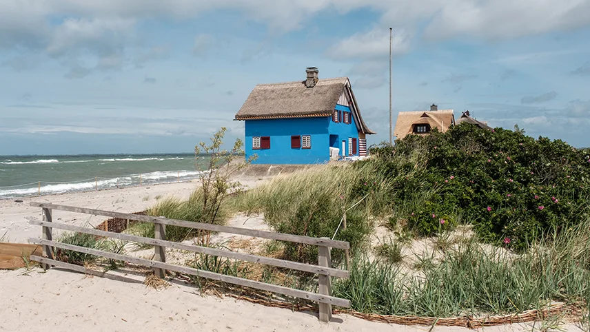 Ett blått hus på stranden i Heiligenhafen.