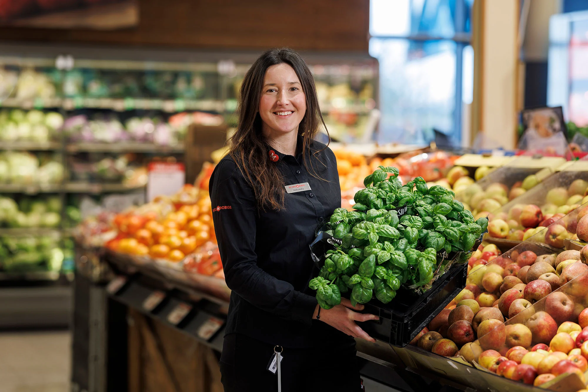 Personale står med frisk basilikum i grøntafdelinge i ICA