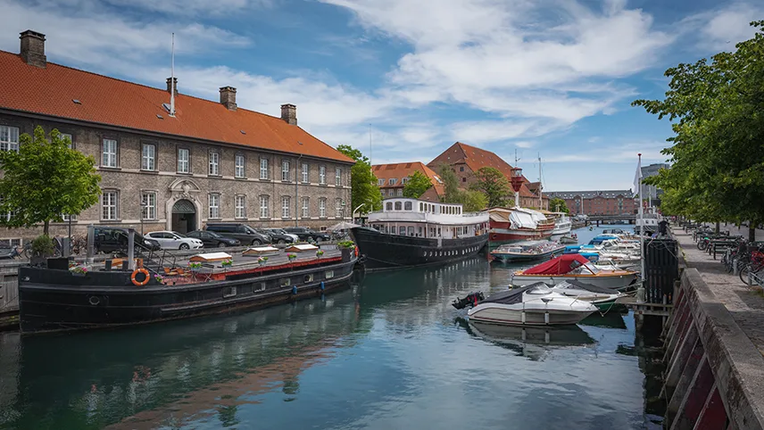 Husbåtar och motorbåtar som ligger ankrade i kanalen vid Christiansbrygge i Christianshavn.