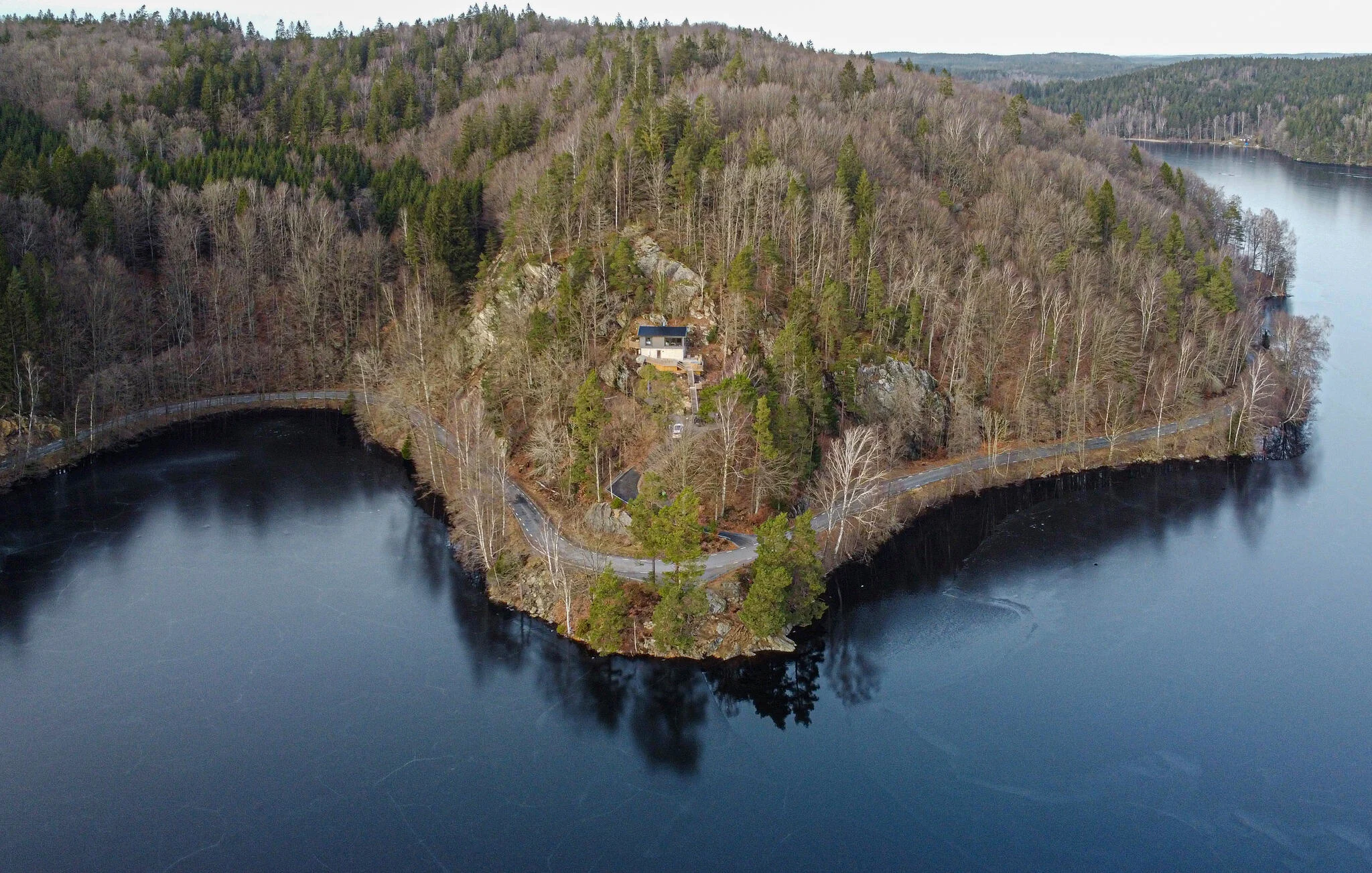 Novasol feriehus i Sverige i en skov tæt ved vandet.