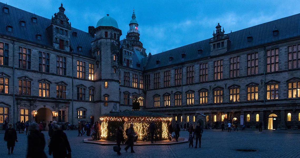 Fasaden på Kronborg slott med julmarknad framför.