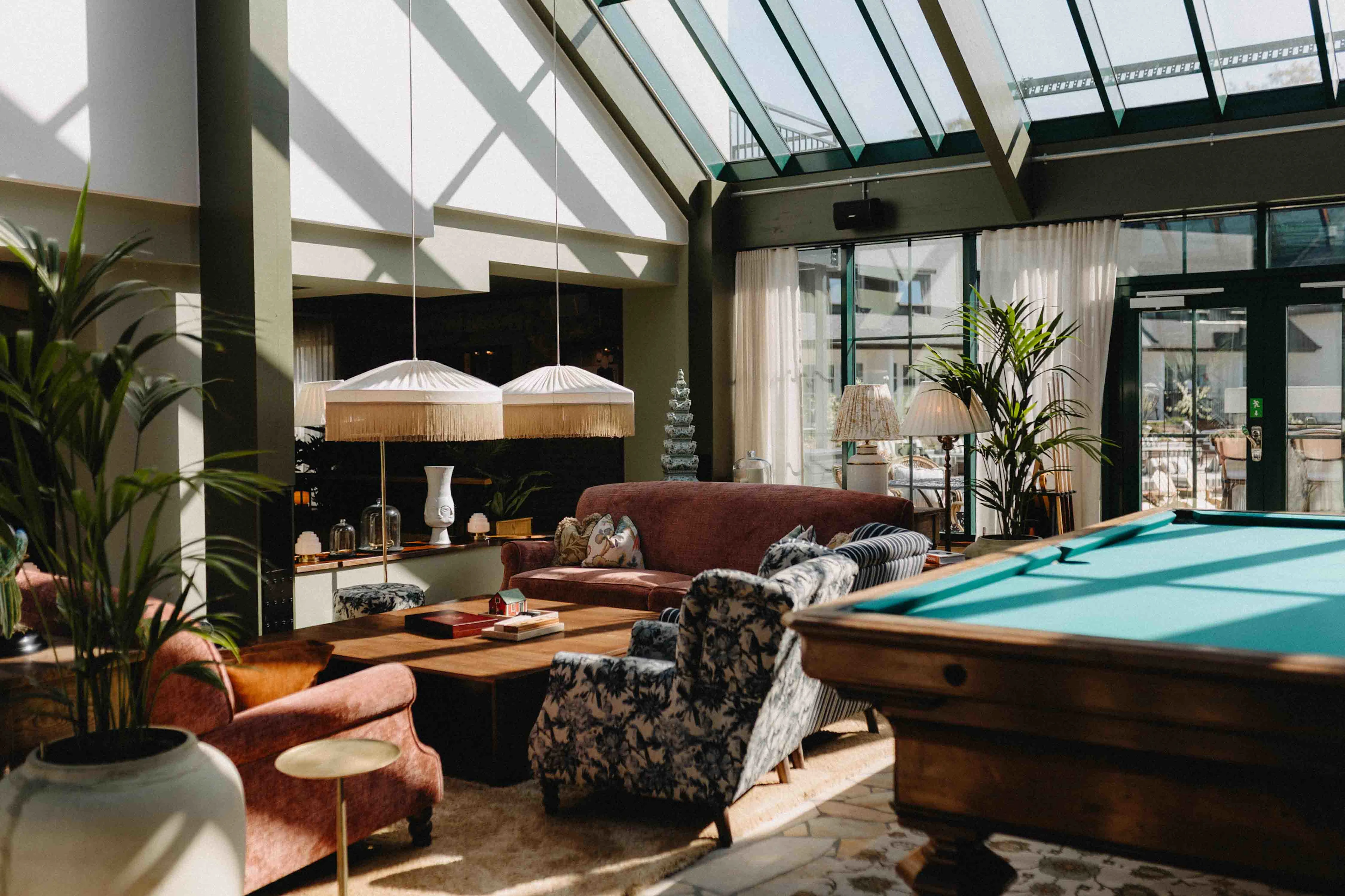 Maryhill Estates loungeområde med bløde stole og poolbord.